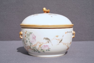 Een Chinese qianjiang cai dekselkom, Qianlong merk, 19/20e eeuw